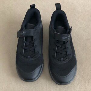 Nike Boys/Girls Omni Multi-Court Black Tennis Sneakers Size 3 Yeras